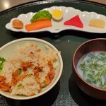 菅井 - 【釜飯】平貝とみつば
      蛤出汁味噌汁、漬物