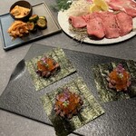 和牛焼肉わ - キムチ三種盛り、極上牛タンと牛タンの食べ比べ盛り和牛炙りといくらの手巻き