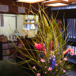 手打そば 梅乃家 - いつも綺麗な花が生けてあります。