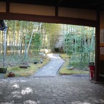 ロペ倶楽部 テラスレストラン - 長屋門から竹林を望む