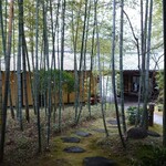 ロペ倶楽部 テラスレストラン - 竹林から長屋門