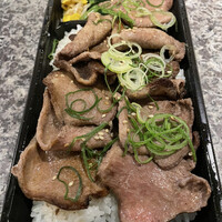 肉匠 牛虎 西中島店 - 上塩タン肉重　肉増量