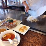 リヨン・ド・リヨン - 仕上げのもやしを炒めてます