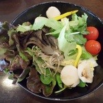 元祖 瓦そば たかせ - 帆立貝柱と野菜の焼きサラダ