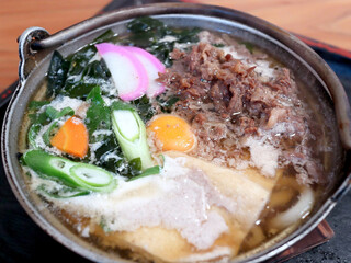 Teuchi Udon Tsuruya - 盛りは肉、お揚げ、長ねぎ、わかめ、人参、紅白かまぼこ、卵でした。