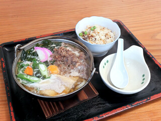 Teuchi Udon Tsuruya - 鍋焼きうどん、かやくご飯