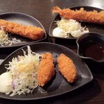 寿司居酒屋 まるがまる - 大きなエビフライ　広島県産牡蠣フライ