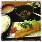 十八番 - お昼の定食。穴子の1本フライ&ブリ納豆。付け合わせがニラのおひたしだったり、一味違う。