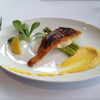 THE COSMOPOLITAN GRILL BAR TERRACE - 長崎産真鯛の鉄板焼き。アスパラガス・サフランアイオリ
