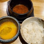 和酒・煮込み らいどん - ご飯と玉子