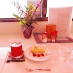 ウィンドー - 「チーズケーキ＆トマトジュース」\350の全体です(2013/6/27UP)