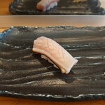 鮨くどう - 1貫目　鰆(塩)