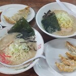 Homuran Ken - 俺の塩拉麺750円、九州長浜拉麺750円、餃子＆ごはんは無料。