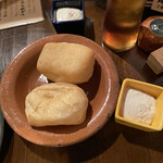Ａlvino - お通しの揚げパン&クリームチーズ