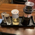 ちゃんぽん亭 コシキ - テーブルに味変用に酢もウスターソースもあります