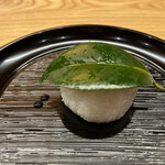 一本杉 川嶋 - 出来立てホヤホヤの椿餅