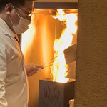 一本杉 川嶋 - すぐ横の焼き場でブリを藁焼きに