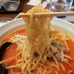 中国料理 露華 - もちっと食感の平打ち縮れ麺。