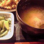 旬鮮酒場 天狗 - 唐揚定食の漬物とみそ汁