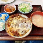 ゆたか食堂 - 上かつ丼をご飯半分で