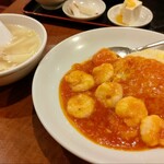 隆昌飯店 - エビチリソース炒飯、ワンタンスープ