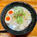 中村商店 - 8分程で着丼、麺と焼豚は満足量で柔らかメンマも旨く刻み玉ねぎが入ってるのも嬉しい。スープを飲み切ったので喉が少し渇いた状態が続いた。ラーメン1,000円もあたりまえの時代になったな。