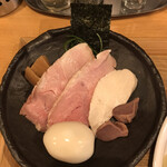 中華蕎麦 生る - チャーシュー、鶏ハム、砂肝、メンマ、煮卵、ネギ