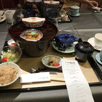 小松館好風亭 - 三段重で運ばれてきます。　他にも時間を調整し追加されます