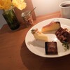 Satito's tableworks - プレート(レモンチーズケーキ、チョコレートキャロットケーキ、チョコレートチーズケーキ、レモンクリームタルト、珍しいチョコキャロット)1,040円✨濃厚でふわふわ＆しっとり。絶品です。＆コーヒー550円