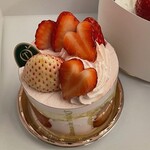 新宿高野 - 白苺と紅ほっぺ苺のショートケーキ