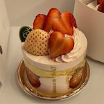 新宿高野 - 白苺と紅ほっぺ苺のショートケーキ