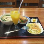 Ngon Quan - 鶏肉のフォーとバンミーのセット(税込1078円)