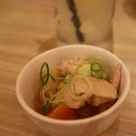 Taishuushokudou Yasubee - お通し、鶏と根菜の煮物(2023年2月）