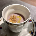 Mamorudini - 紫芋のスープ:砕いたアマレッティとオレンジとオリーブを一緒に絞った爽やかなオレンジオイルがアクセント。挨拶がわりの美味しくセンス良い一品