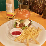 ザ・ドランケン・ダック - アボカド&モッツァレラチーズバーガー ¥1.580(税込)