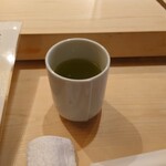 Hachibee - 熱々を提供してくれる寿司屋お茶。美味しいに決まっている。