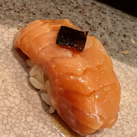 すし岩瀬 - 桜鱒です。炙った皮をトッピング