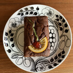 オーボンヴュータン - ケークショコラオーフリュイ　￥1,649(抜) フルーツのコンフィ入りチョコレートケーキ