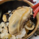 Tachibana - 牡蠣丼(税込1,100円)
                        プリッとした牡蠣は磯の香りとミルキーな旨み
                        があります
                        出汁が濃くなく薄くもなく丼に合っていますし、ご飯もやや硬めでつゆを掛ける前提なのが良いです