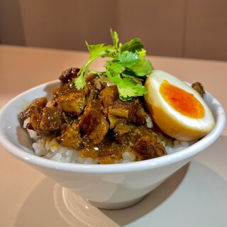 名產“魯肉飯”是店裡最受歡迎的。550日元 (午餐780日元)