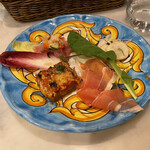 ピッツェリア ブラチェリア チェザリ - 前菜盛り合わせ　カンパチのカルパッチョ、キウイの生ハム巻き、タコのサラダなど