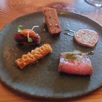 ボン・ヴィヴァン - ●シェフのおまかせコース　15,000円
                    ▷前菜その1
                    ○キャヒタ
                    ハンバーグ風で香ばしい
                    トマトソースでエスニックなスパイス
                    このスパイスが効いてて旨味も締まるねえ❕