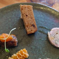 ボン・ヴィヴァン - ○パンデピス
                    洋酒漬けレーズンとスパイス効いてるパウンドケーキ
                    リエットも美味
                    ○パテ
                    旨味が広がり味わい深い❕
                    今まで食べてきたパテは癖があって
                    美味しいと思ったことが無いけどこれは良い