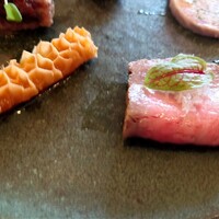 ボン・ヴィヴァン - ○ハチノスのトマト煮込み
                      ハチノスの味わいがハッキリと支配してる
                      ほんのり円やかトマトソースな味わい。
                      
                      ○松阪牛のカルパッチョ
                      舌で脂がとろけるねえ❕
                      旨い。