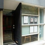 お店の概観です。間口が狭く直ぐには見つけられませんでした。