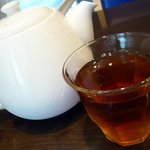 席に着くと冷たいお茶とメニューが運ばれてきました。さて、何にしましょうか。