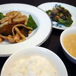 聖兆 - メインの料理の登場です。ご飯は少なめですが、お代わりはお願いすると可能です。