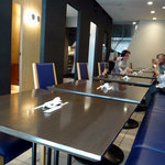 聖兆 - 店内の風景です。店内は２人掛けのテーブル席が基本です。