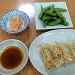 Fukujou - 晩酌セット ￥1050 の 漬け物、おつまみ、焼餃子