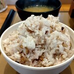 Yayoi Ken - 肉増・すき焼き定食もち麦ごはん大盛（1430円）のもち麦ご飯大盛